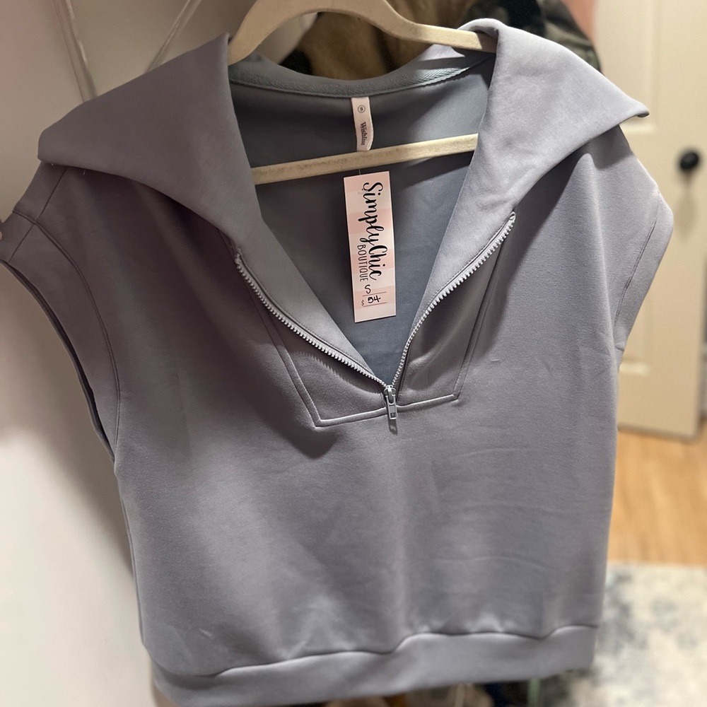 New with tags super scuba short sleeve pullover. Light grayish blue size small.